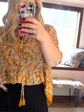 DR2 Mustard Paisley V-Neck Short Sleeve Blouse top sz L micro pleated tie neck